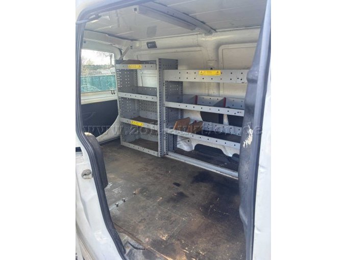 Ansicht Innenraum mit Regalsystem