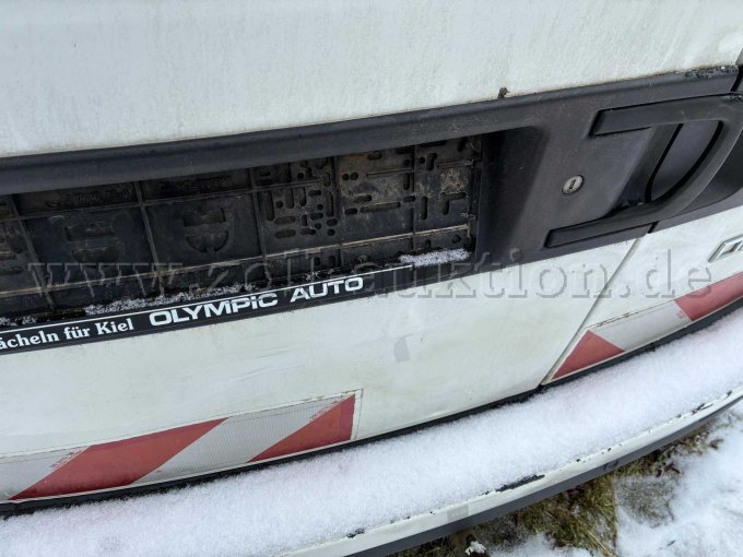 Beule in der Tür und Lackschäden an der Stoßstange hinten