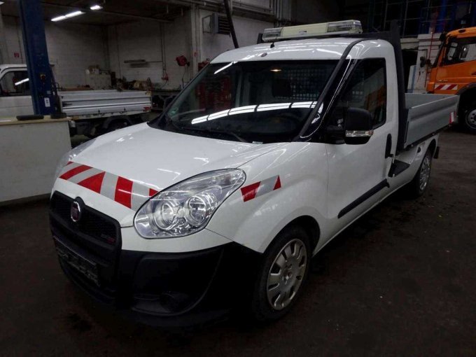 Fiat Doblo Pritsche Front- und Seitenansicht