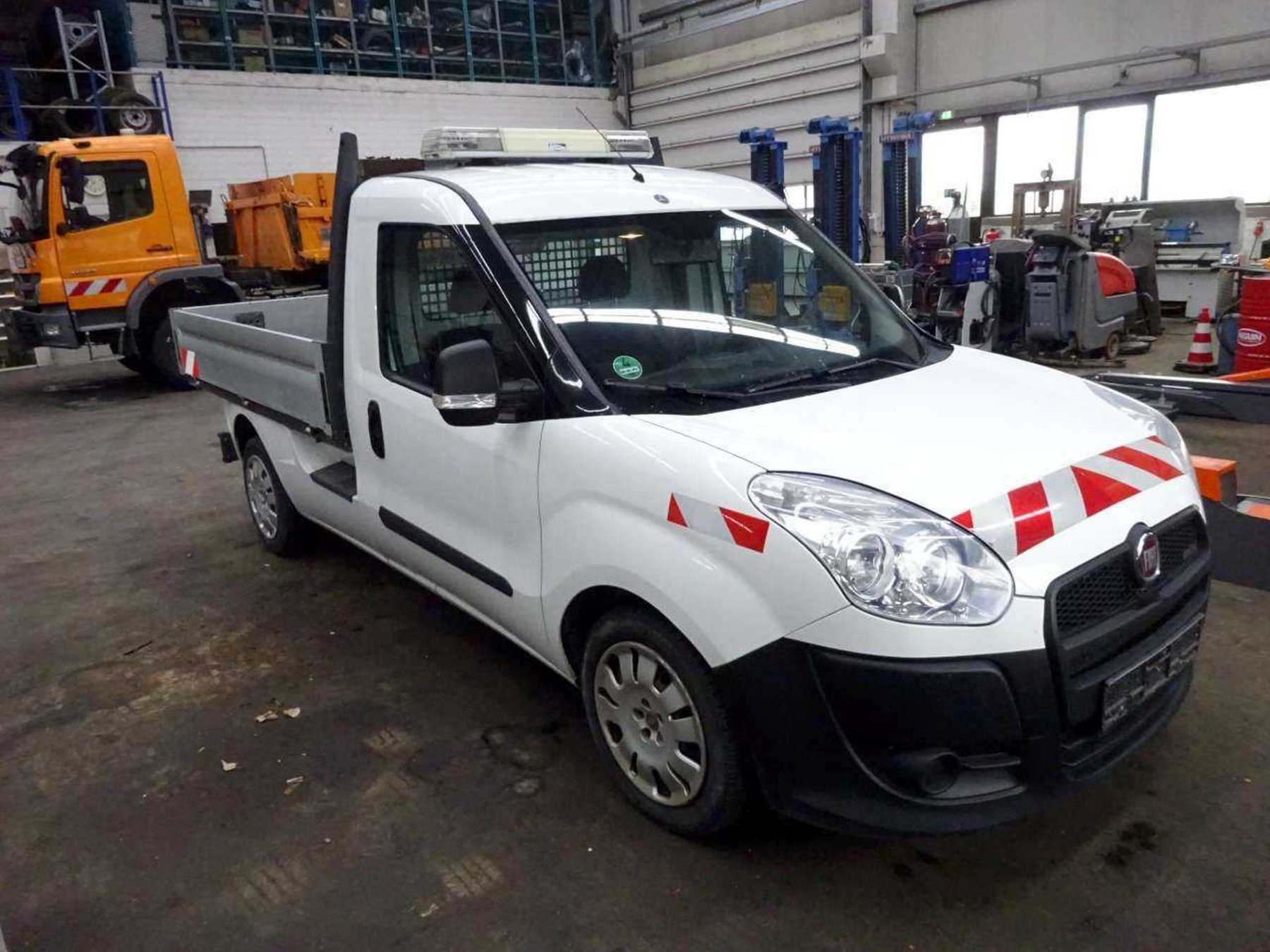 Fiat Doblo Pritsche Front- und Seitenansicht