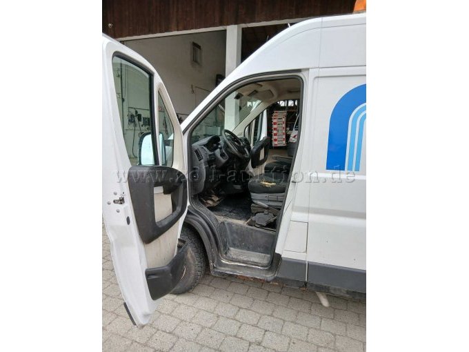 vorne links Türe geöffnet
