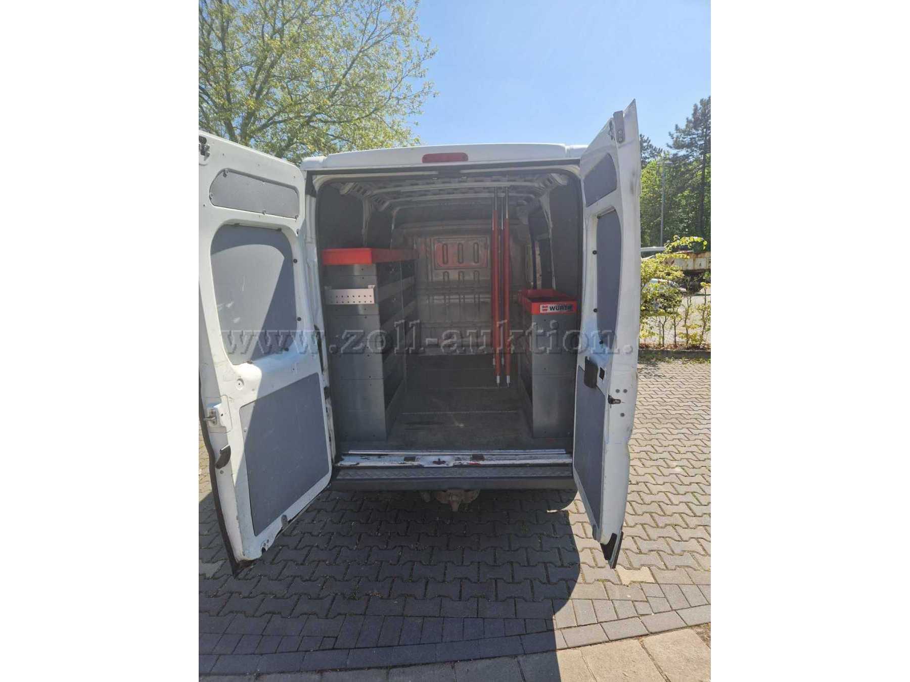 Heckansicht mit geöffneten Türen