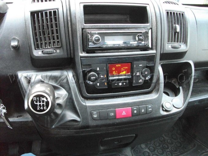 Ansicht Klimaanlage, Radio und Schalthebel