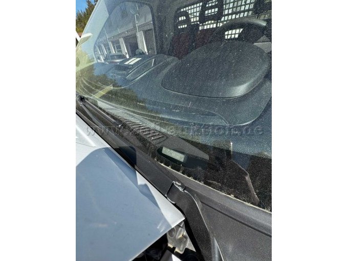 Fahrzeugnummer/Gestellnummer hinter der Scheibe
