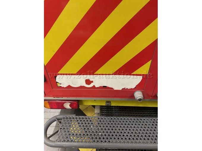 Hecktür mit Klebereste nach Folienentfernung