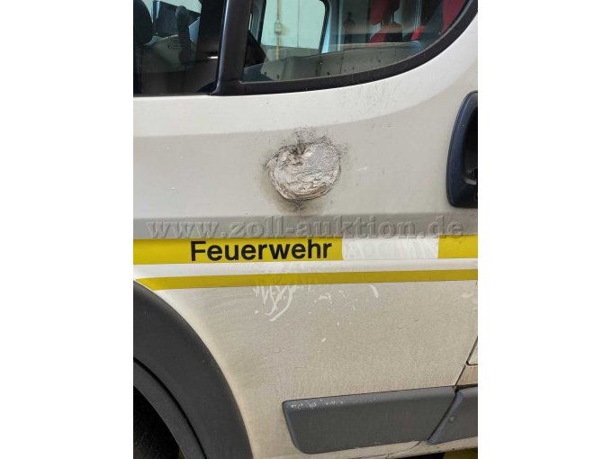 Fahrertür mit Klebereste nach Wappen- und Folienentfernung