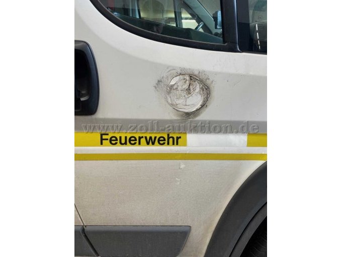 Beifahrertür mit Klebereste nach Wappen- und Folienentfernung