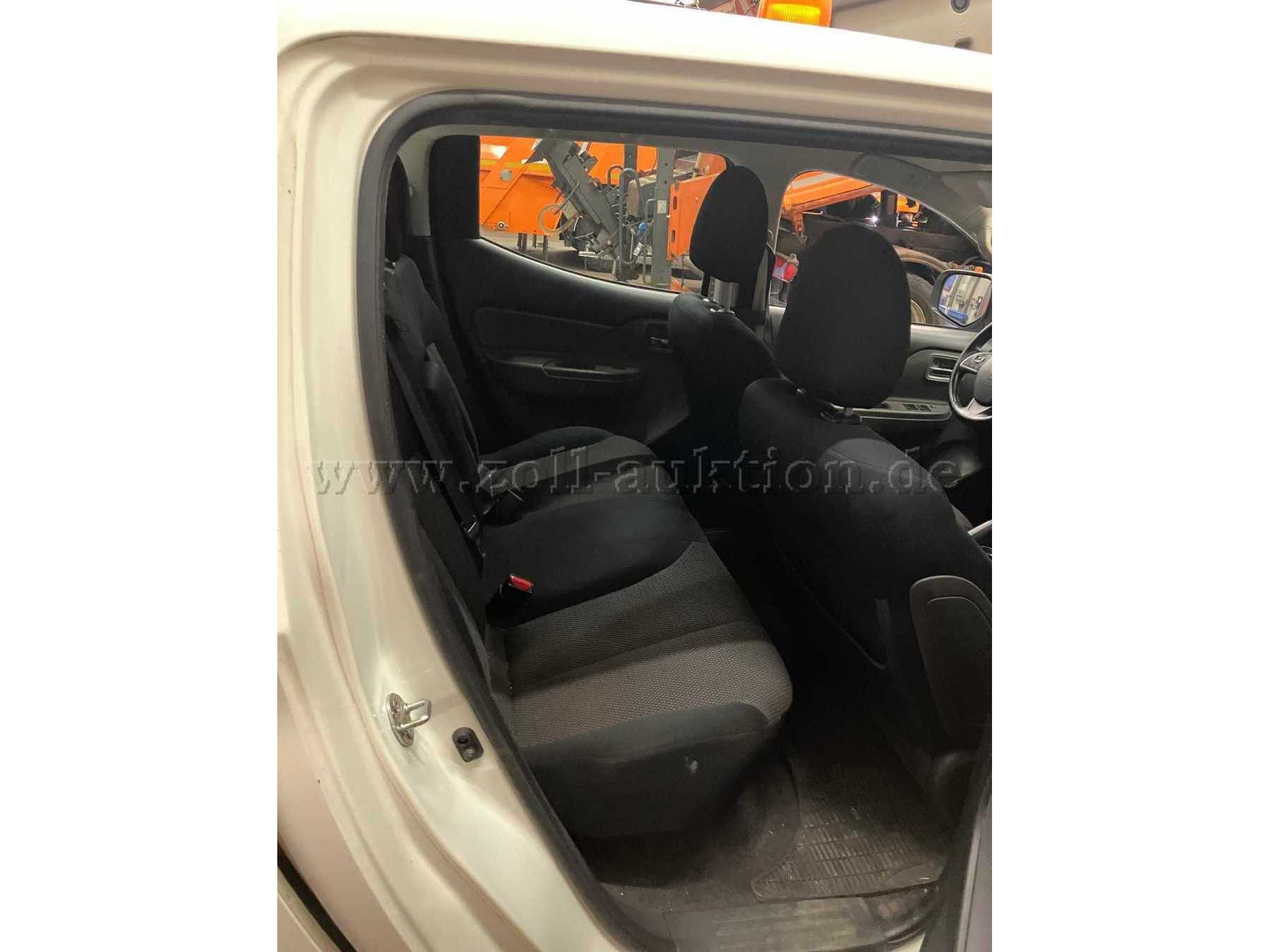Rücksitzbank von rechts