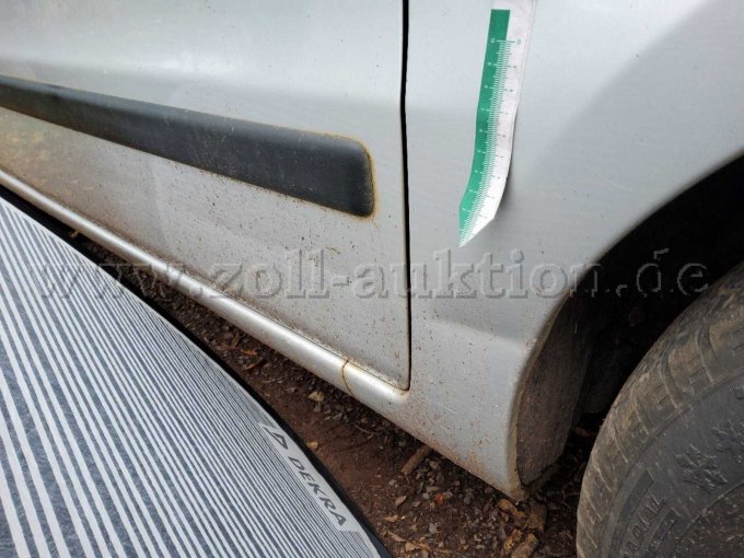 Kotflügel vorne rechts, Tür und Kotflügel vorne rechts verschrammt, eingedellt