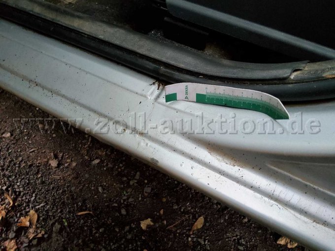 Einstieg vorne links eingedellt und zerkratzt