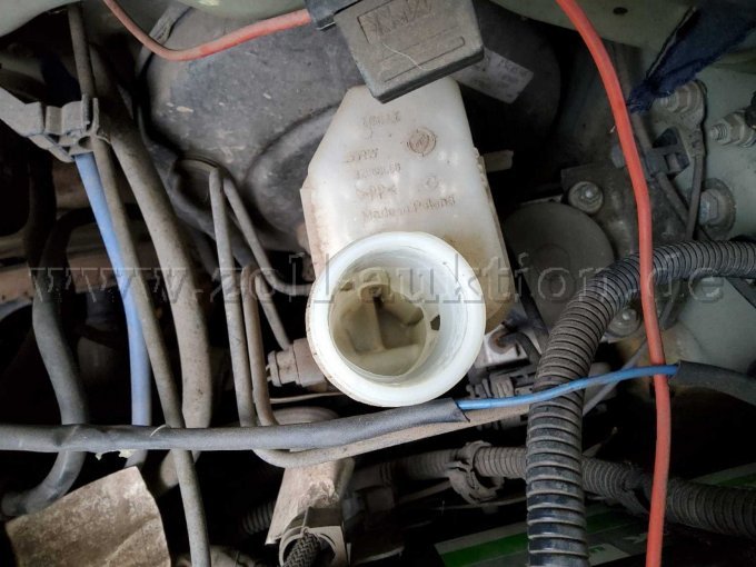 Bremspedal wenig Bremsdruck, Störunsleuchte brennt, Bremsflüssigkeitsbehälter leer