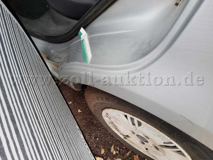 Seitenwand hinten links eingedellt, Kratzer mit Korrosion