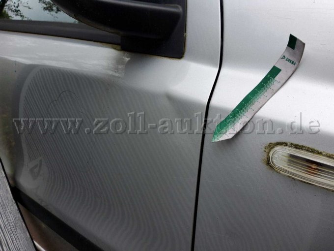 Kotflügel und Tür vorne rechts verschrammt und eingedellt