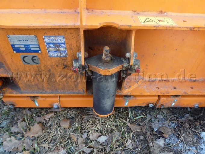 Ansicht von Seite mit Typenschild und Federklappen