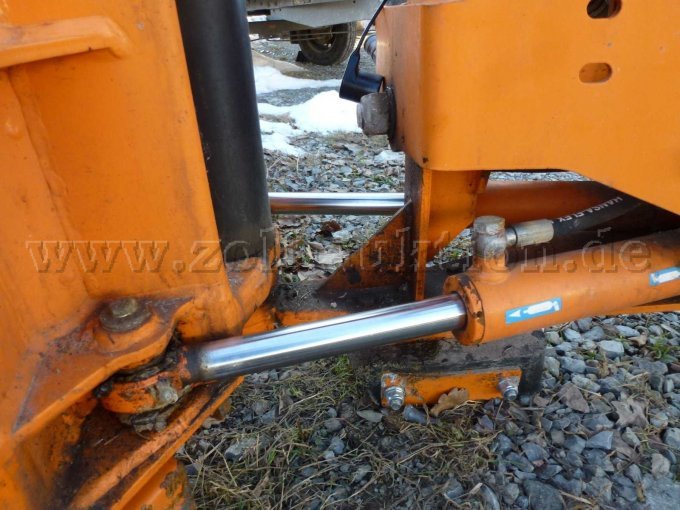Seitenansicht des Schneepfluges mit Hydraulik