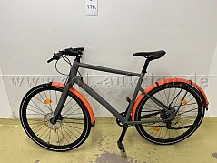 Fitnessbike von einer unbekannten Marke, links