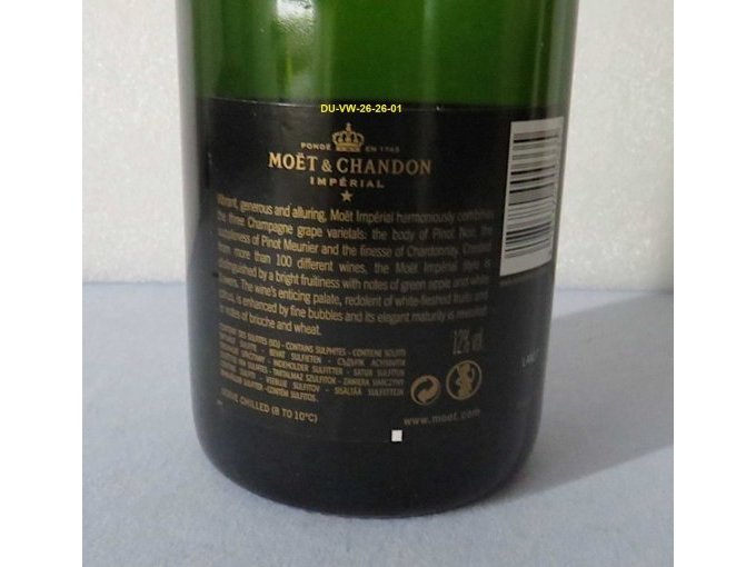 Produktinformationen auf der Rückseite der Champagnerflasche