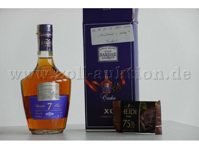 Flasche mit Originalkarton und Schokolade