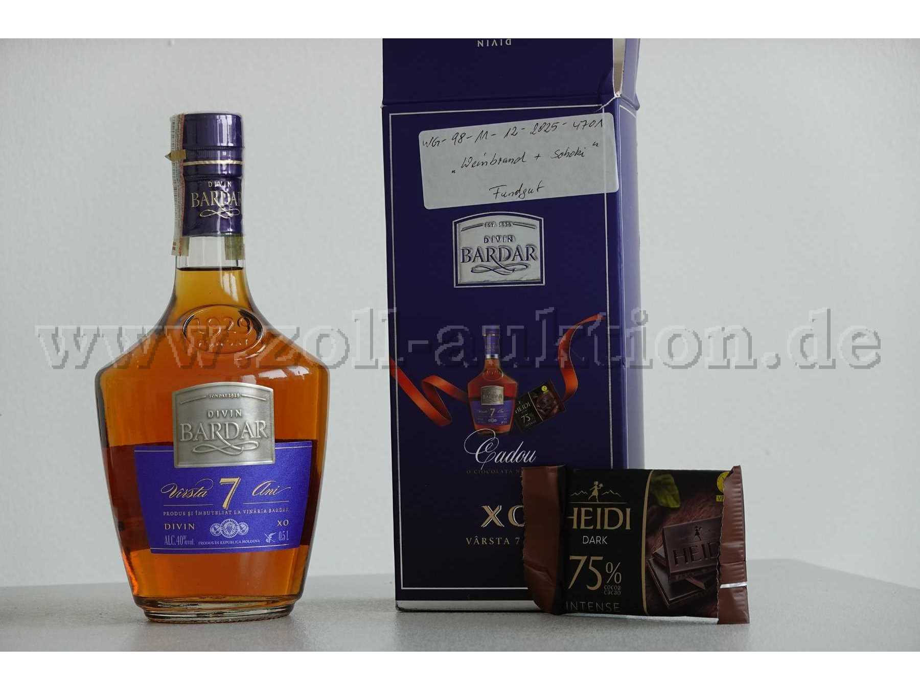 Flasche mit Originalkarton und Schokolade