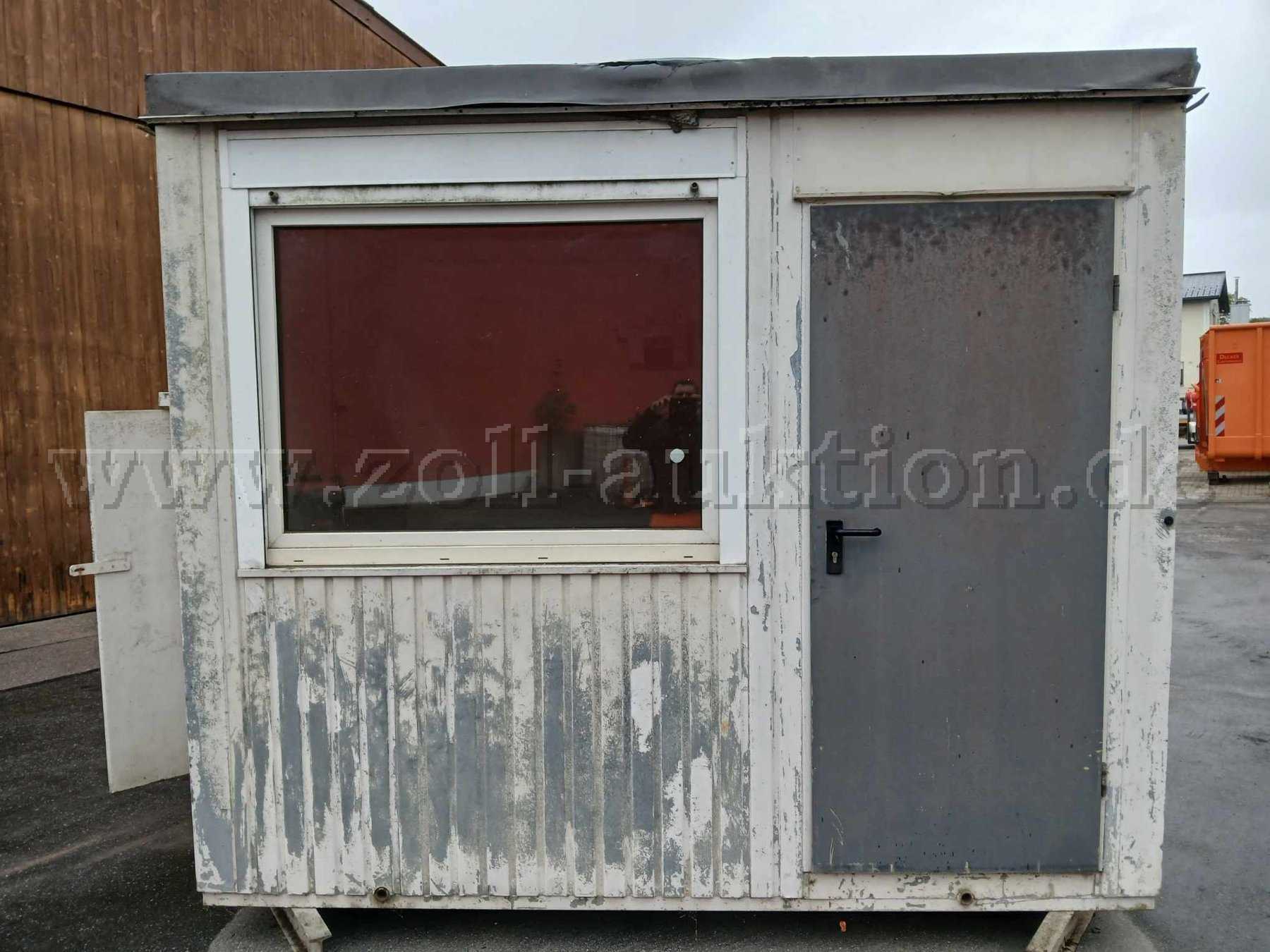 Außenansicht mit Fenster und Tür