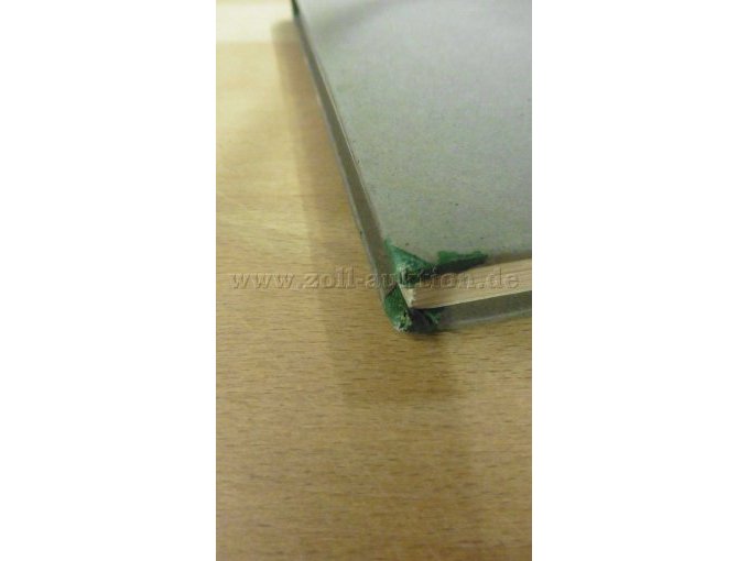 Ecken leicht bestoßen