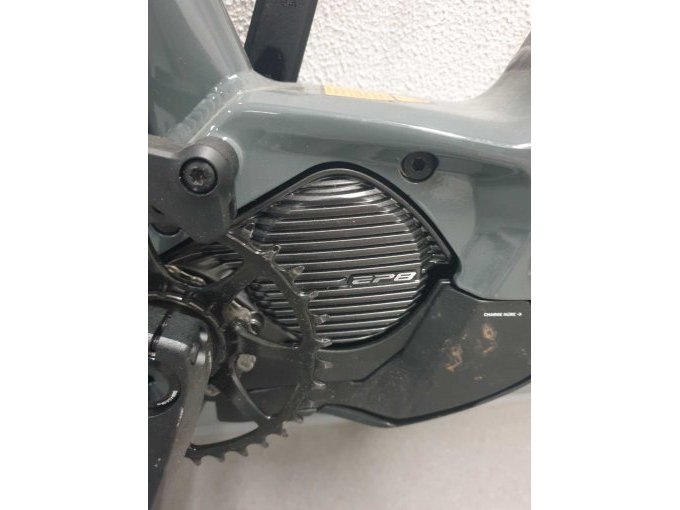 Motor andere Seite mit sichtbaren Kratzern