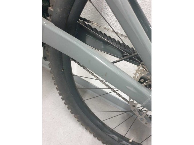 Sichtbare Kratzer im Rahmen und verschmutztes Rückrad