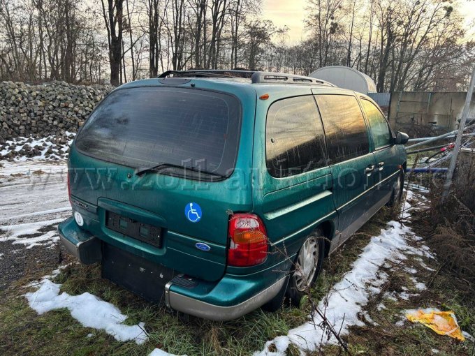 Rückansicht mit Rollstuhlrampe, eingefahren