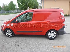 Fahrzeug von links mit Beulen und Lackschäden an Seitenwand hinten links und Radkasten hinten links