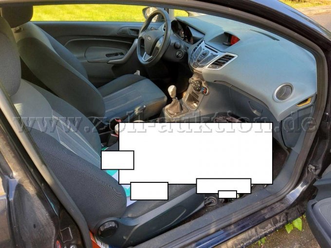 Fahrzeuginnenraum durch Beifahrerseite
