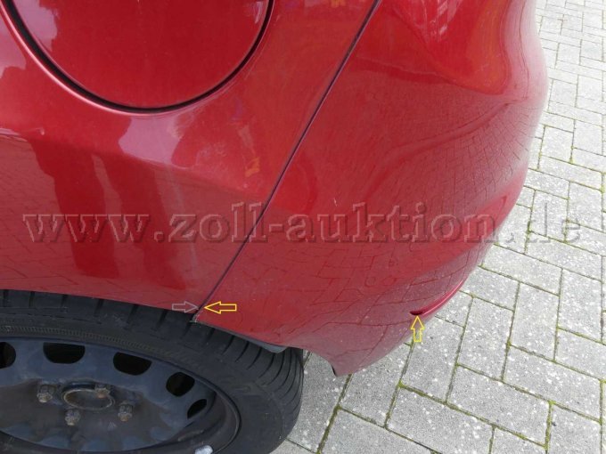 Heckstoßstange mit einer Anfahrbeschädigung links