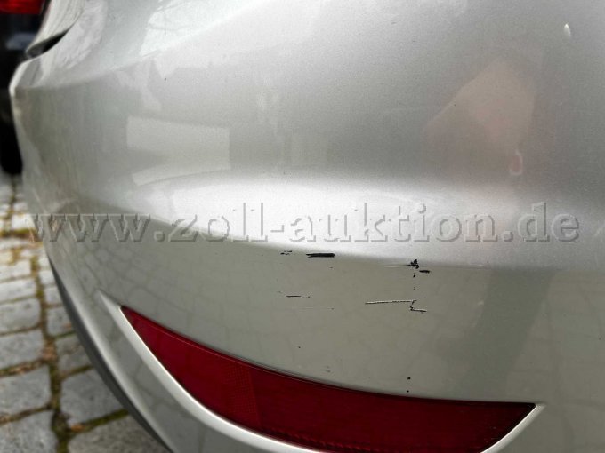 Kratzer im Lack über der Rückbeleuchtung links