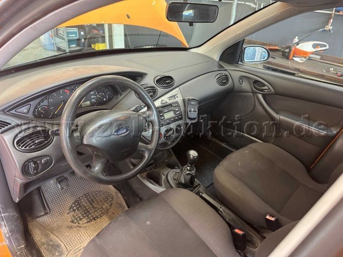 Auto vorne innen von links