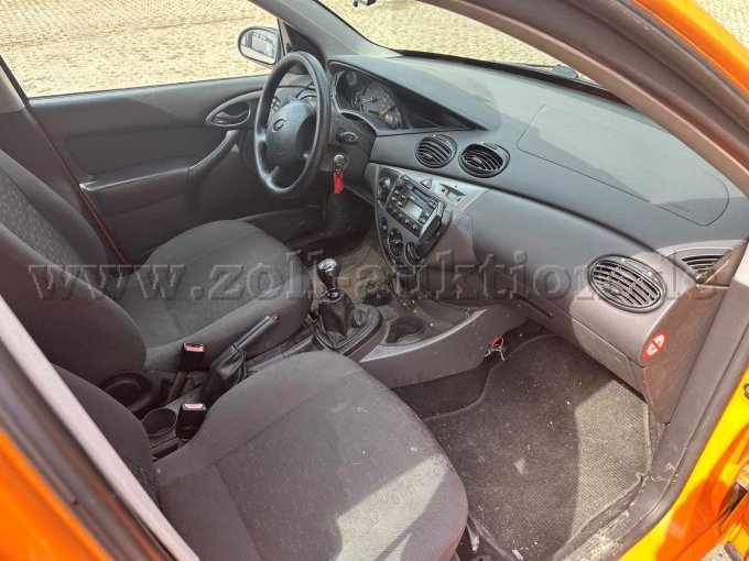 Auto vorne innen von rechts