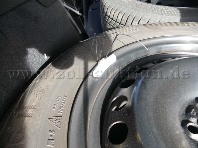 Verklemmte Waschanlagenbürste an Wuchtgewichten Zusatzbereifung