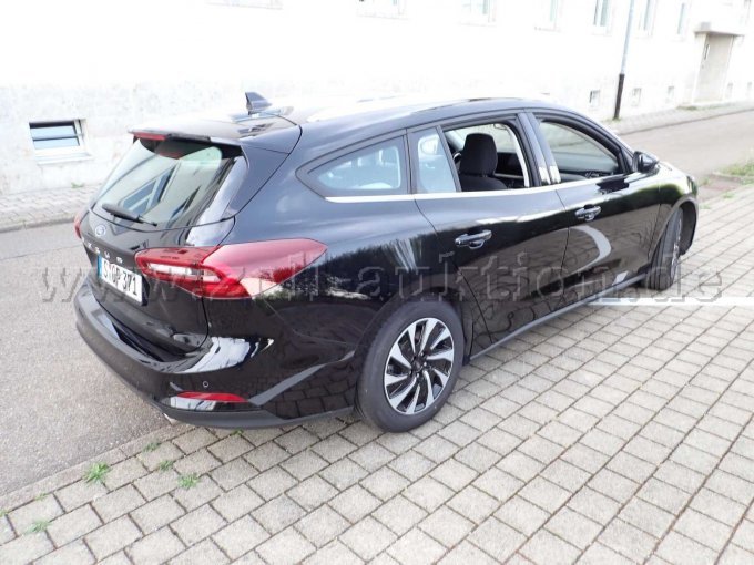 1 Ford Focus 1.5 EcoBlue Titanium *Winterpakket* met 8 banden – foto 3 – kavel bij Zoll-Auktion, Stuttgart