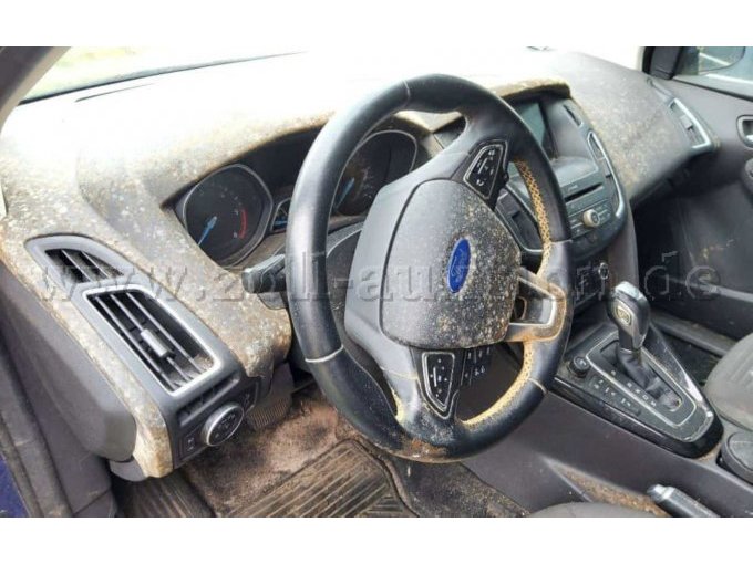 Fahrzeuginnenraum verschimmelt