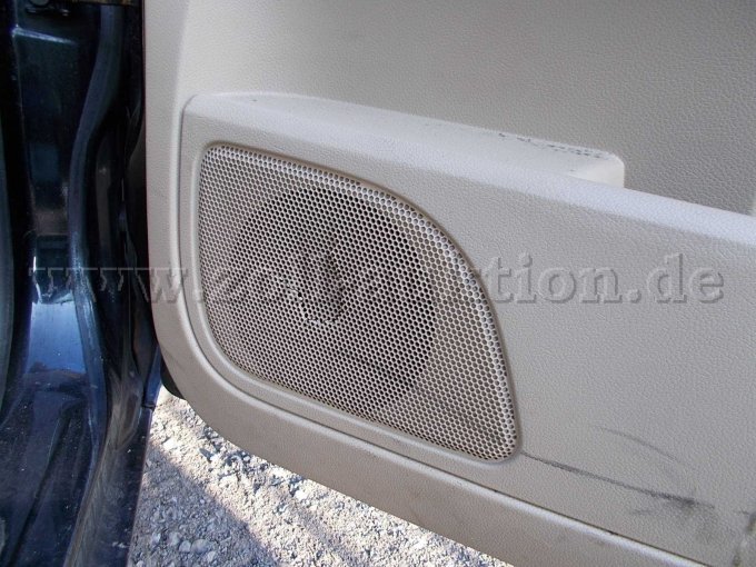 Beschädigung der Lautsprecherabdeckung an der rechten Vordertür