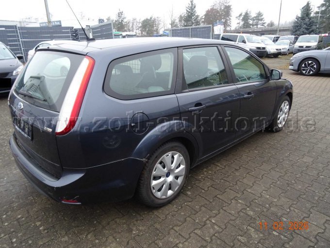 seitlich rechts hinten