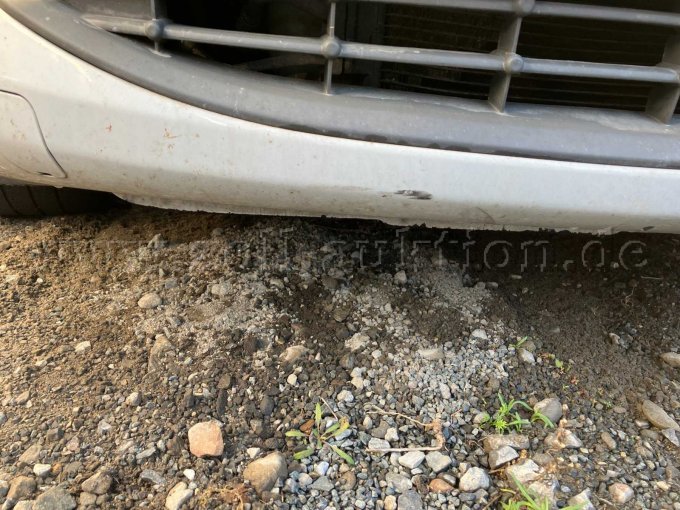 Schaden unterhalb der Stoßstange vorne