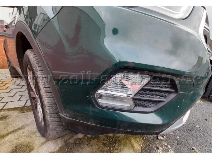 vorne unten links Kratzer