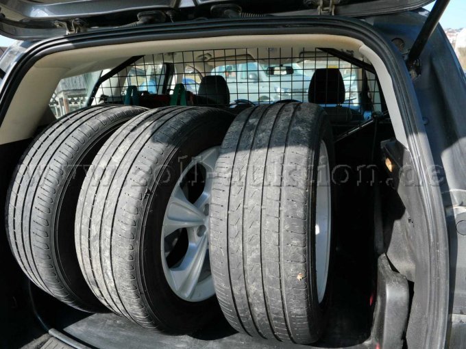 Laderaum mit Sommerädern auf LM Felgen