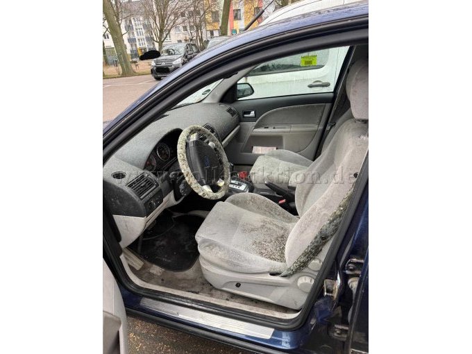 Innenansicht Vordersitze.jpg