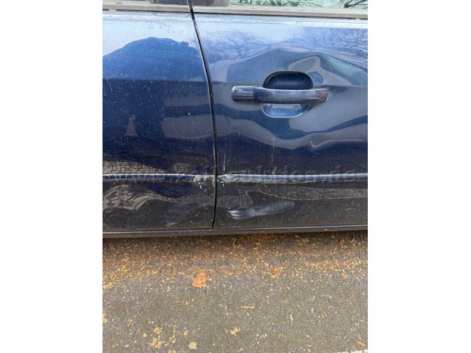 Schaden Beifahrerseite zwischen Seitentüre hinten und vorne .jpg