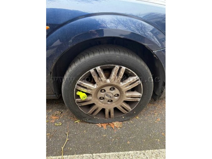 Reifen vorne rechts ohne Luft.jpg