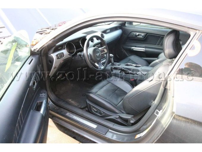 Seitenansicht geöffnete Tür