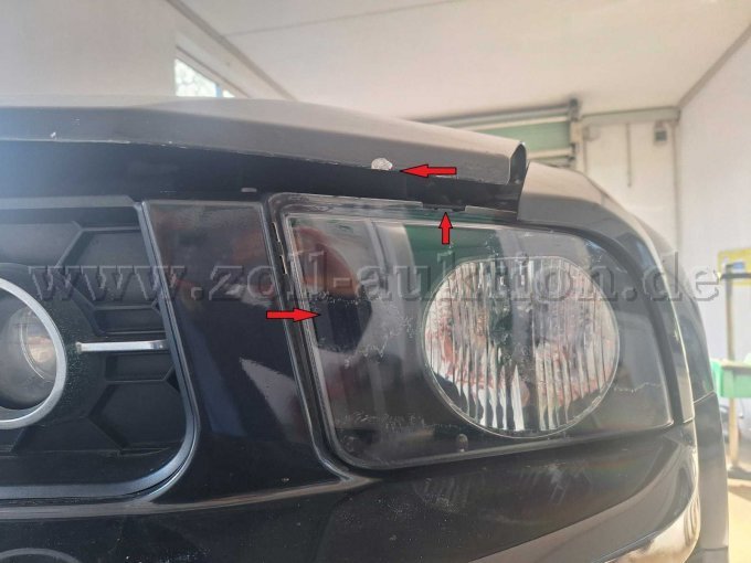 Beschädigungen des Scheinwerfereinsatzes vorne links und Lackschaden der Motorhaube