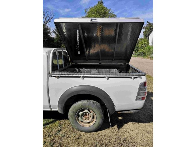 Ladefläche mit Abdeckung offen