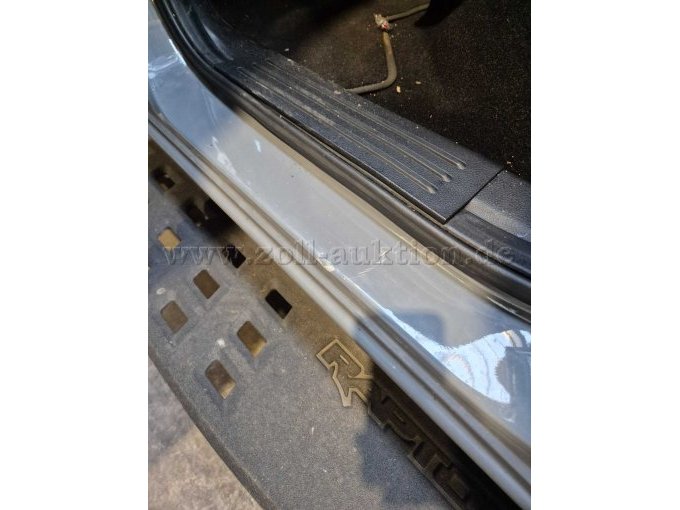 Einstieg hinten links eingedellt und zerkratzt