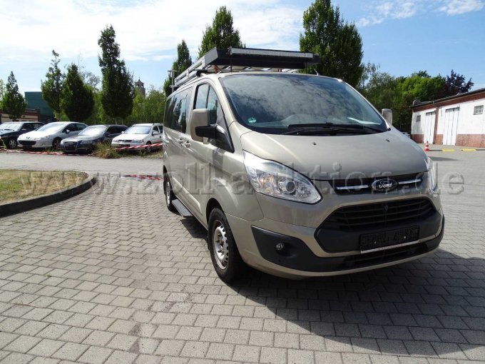Ford Tourneo Custom Titanium Ansicht von vorne rechts